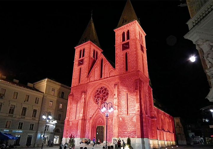 Osvjetljavanje sarajevske katedrale u znak solidarnosti s progonjenim kršćanima